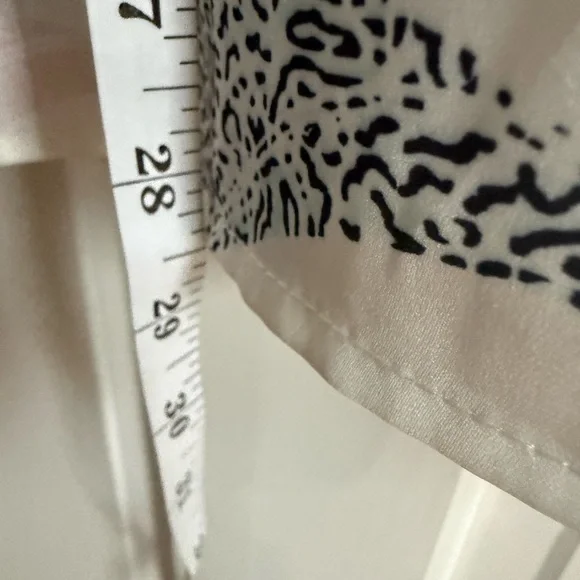 Boutique Women’s White Cowboy Hat Print Button-Down Shirt Medium - Picture 8 of 8